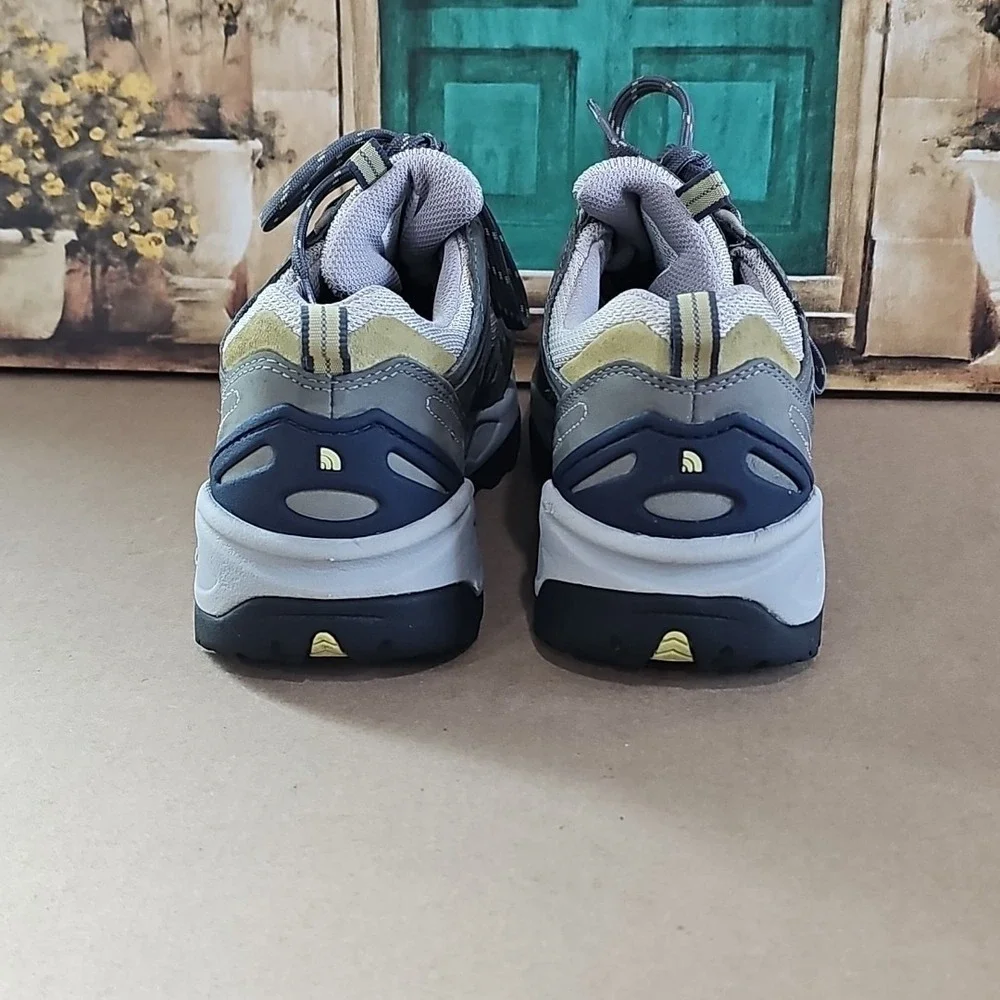 The North‎ Face WOMEN'S ULTRA GORE-TEX® SURROUND MID Light Hiking Shoe Boot 9.5